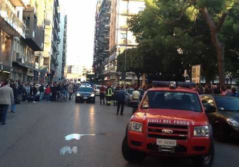 Bari, piazza Umberto: accoltellato carabiniere in borghese. Il video